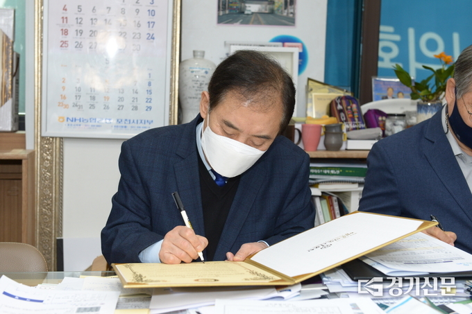 박윤국 포천시장이 협약서에 서명하고 있다. (사진=포천시 제공)