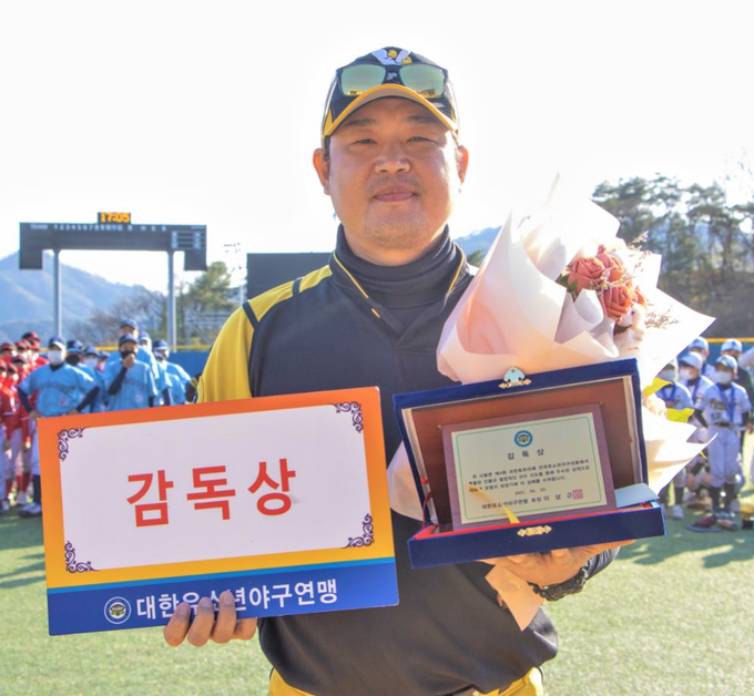 남양주야놀유소년야구단을 이끌로 우승을 차지한 권오현 감독 모습 (사진=대한유소년야구연맹 제공)