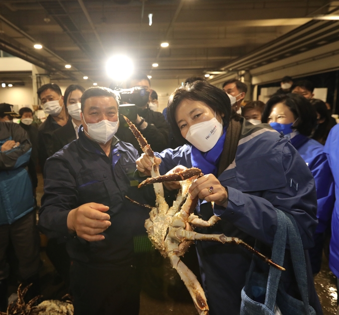  4.7 재·보궐선거를 하루 앞둔 6일 오전 더불어민주당 박영선 서울시장 후보가 서울 동작구 노량진 수산시장을 방문하고 있다. (사진=박영선 후보 캠프 제공)