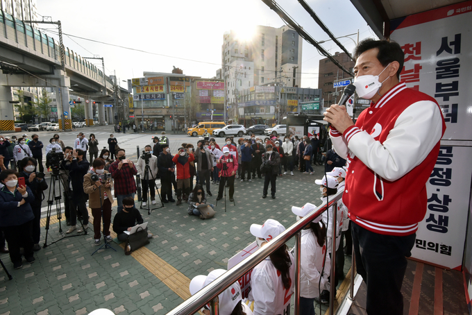 4·7 재보선 국민의힘 오세훈 서울시장 후보가 6일 오전 서울 자양사거리에서 출근길 유세를 하고 있다. (사진=국회사진기자단/연합뉴스)