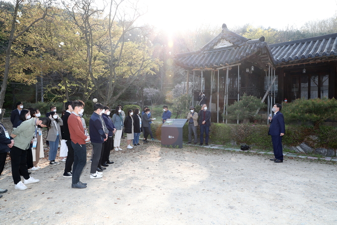 한대희 시장이 둔대동 박씨고택 앞에서 군포시 공직자혁신디자인스쿨 교육생들에게 문화도시 조성 방향에 관해 설명하고 있다.