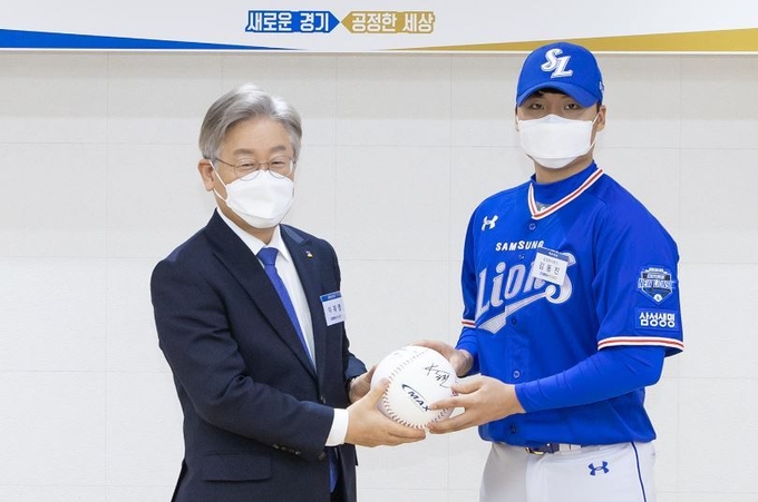 지난 1월 27일 이재명 경기도지사가 경기도청 신관에서 경기도 프로진출 프로 야구선수들과의 간담회를 마치고 기념촬영하고있다. (사진= 경기도 제공)
