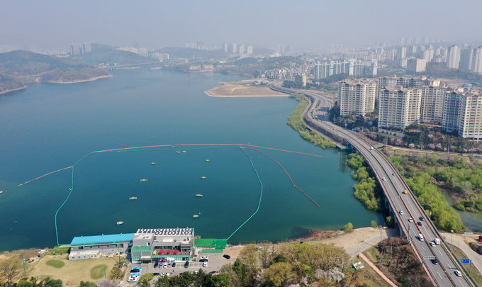 용인시 기흥호수에 있는 기흥수상골프연습장. (사진=조병석 기자)