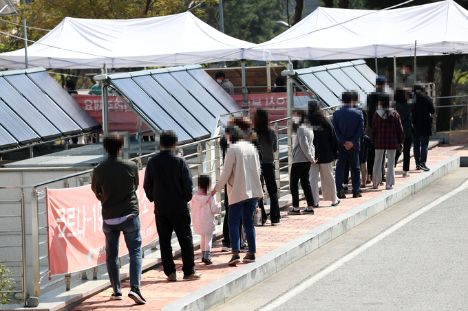 7일 오전 대전시 동구 가오동 동구청 신종 코로나바이러스 감염증(코로나19) 선별진료소에서 시민들이 검체 검사를 받기 위해 줄지어 서 있다. (사진=연합뉴스)