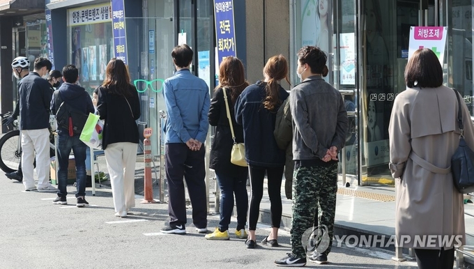  4·7 재보궐 선거일인 7일 오전 서울 광진구 한 안경점에 마련된 투표소 앞에 유권자들이 투표를 하기 위해 차례를 기다리고 있다. (사진=연합뉴스 제공)