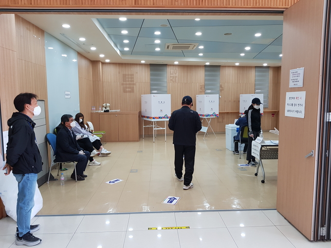 파주시 운정3동 한빛도서관에 설치된 제8투표소가 한산한 모습을 보이고 있다.(사진=최연식 기자)