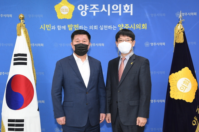 양주시의회 정덕영의장(좌)과 오정호 교육장(우) 교육 간담회 모습