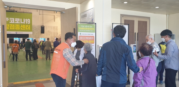 ㈔남양주시자원봉사센터가 지난 1일부터 남양주체육문화센터에 설치된 코로나19 예방접종센터에서 시민들의 안전한 예방접종을 위한 자원봉사활동을 하고 있다.(사진=남양주시 제공)