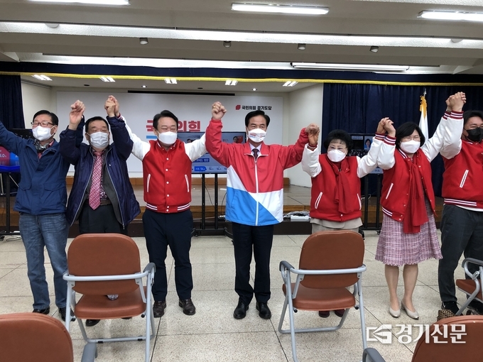 최춘식 국민의힘 경기도당 위원장(가운데)이 4.7 재보선 출구조사 결과 발표 후 기념촬영을 하고 있다. (사진= 이지은 기자)