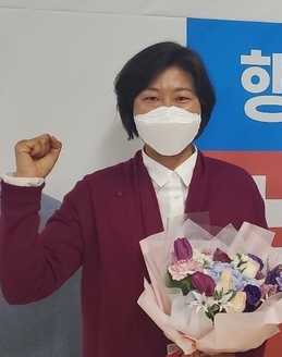파주시의회의원 보궐선거에서 당선된 박수연 국민의힘 후보가 꽃다발을 들고 기뻐하고 있다./박수연 당선인 제공