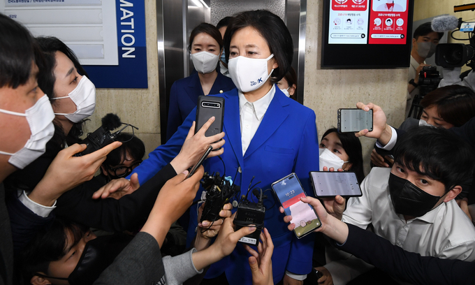 방송3사 출구조사에서 참패한 것으로 예측된 더불어민주당 박영선 서울시장 후보가 7일 밤 서울 여의도 더불어민주당사에서 취재진에게 입장을 밝히고 있다. (사진=연합뉴스)