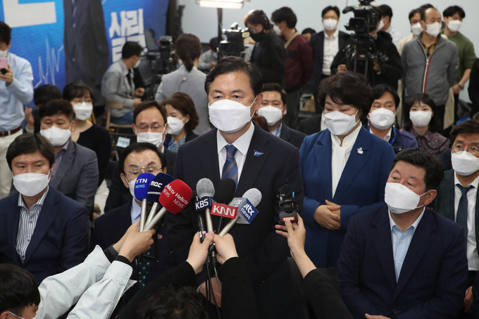  7일 오후 김영춘 더불어민주당 부산시장 후보가 부산 부산진구 선거사무소에서 4·7 부산시장 보궐선거 패배를 받아들인다는 입장을 밝히고 있다. (사진=연합뉴스)