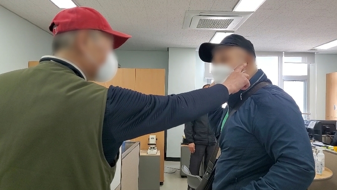 남양주남부경찰서 실종수사팀 사무실에서 1999년에 헤어진 권영근(가명·62)씨와 동생 권상일(가명·60)씨가 지난 6일 22년 만에 극적인 상봉을 했다. (사진=남양주남부경찰서 제공)