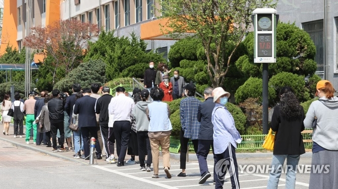 서울시장 보궐선거일인 7일 여의도 한 투표소에서 시민들이 투표하기 위해 줄을 서서 기다리고 있다. (사진=연합뉴스 제공)