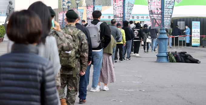  7일 오전 서울역 코로나19 임시선별검사소에서 시민들이 검사를 위해 줄을 서 있다. (사진=연합뉴스)