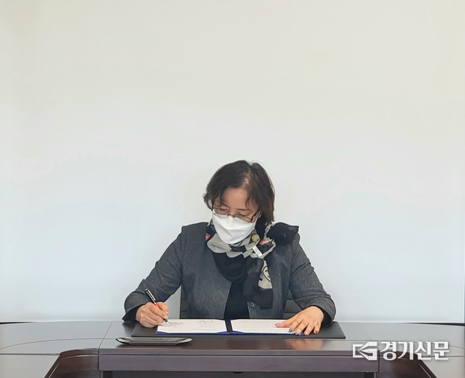 김송미 안성교육지원청 교육장이 지난 7일 ‘안성시 청렴클러스터 구축 공동협약’을 서면으로 체결하고 있다. (사진=안성교육지원청 제공)