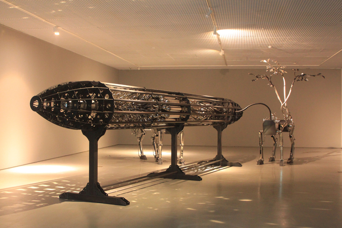 김진우, 진화의 비밀 #J-1, 2017, 13000x6800x3500mm, Steel, Stainless steel, Motor, Motion Sensor, Led. (사진=성남문화재단 제공)