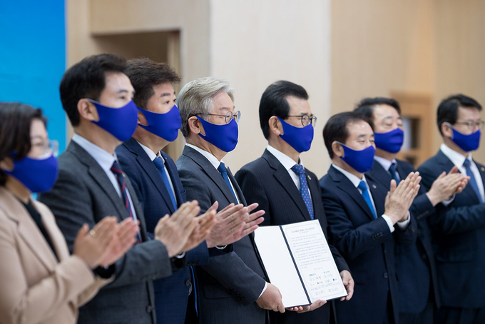 8일 오전 충북도청 본관1층 대회의실에서 이재명 경기도지사, 이시종 충청북도지사, 서철모 화성시장, 김보라 안성시장, 한범덕 청주시장, 송기섭 진천군수, 변재일, 이규민, 임호선 국회의원이 참석한 가운데 수도권내륙선 제4차 국가철도망계획 반영 정책간담회를 마치고 기념촬영 하고 있다. (사진=경기도 제공)