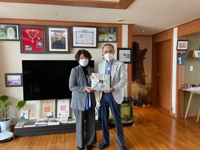 경기남부보훈지청이 임시정부수립일을 기념해 독립유공자 故 차이석 선생의 자녀를 위문했다.