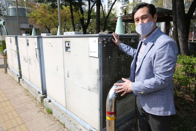 하남시의회 강성삼 부의장이 보행안전 위협하는 개폐기 이설을 촉구하고 있다. (사진=하남시의회 제공)