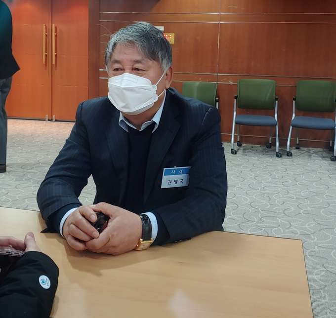 권병국 경기도체육회 가맹경기단체회장협의회장이 경기도체육회 정상화를 바라며 정상화를 위한 이원성 회장이 1인 시위 역시 지지한다고 밝혔다. (사진=김도균 기자)