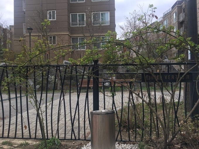 고양시 덕양구에 있는 B아파트 흡연구역이 A아파트에 더 가까워 A아파트 동으로 냄새가 퍼지고 있는 상황이다. (사진=김민기 기자)