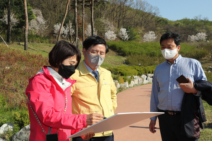 한대희 시장이 철쭉동산에서 관계자들로부터 폐쇄에 따른 조치 등을 보고받고 있다.