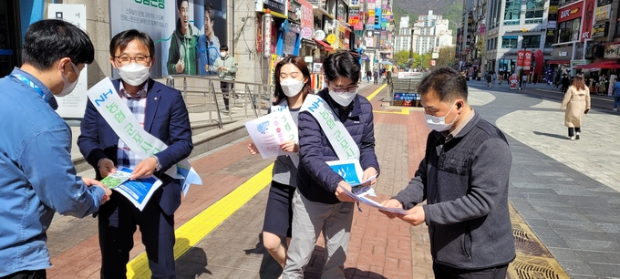 농협중앙회 군포시지부가 탄소중립 생활실천 캠페인을 실시하고 있다.