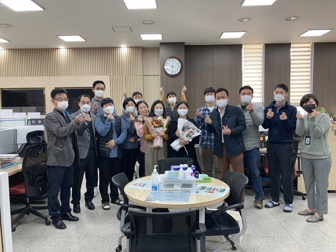 파주시 파평면에서 정식 새내기 직원에게 시보꽃을 전달하고 축하하고 있다. (사진=파주시 제공)