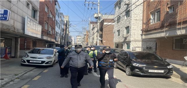 시흥경찰서는 시흥시 정왕동에 위치한 정왕시장 일대 외사안전구역을 찾아 외국인 범죄 예방을 위한 ‘함께해요! 안전순 찰’ 을 실시했다. (사진=시흥경찰서 제공)