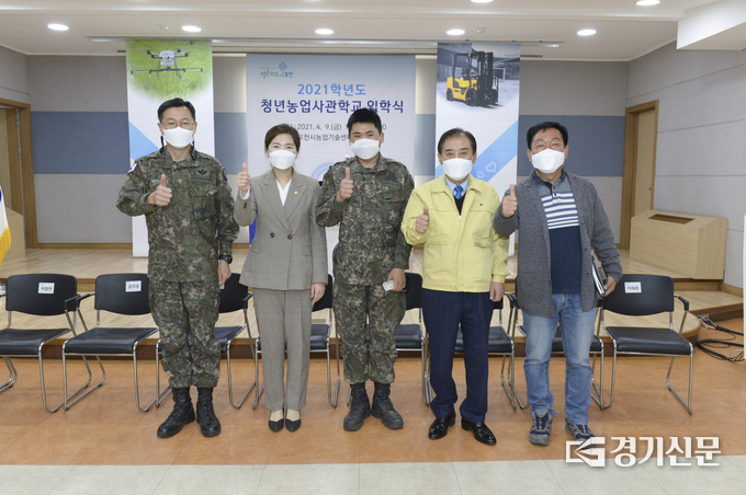 청년농업사관학교 입학식에 참석한 내빈들이 박윤국 포천시장과 함게 기념 촬영하고 있다. (사진=포천시 제공)