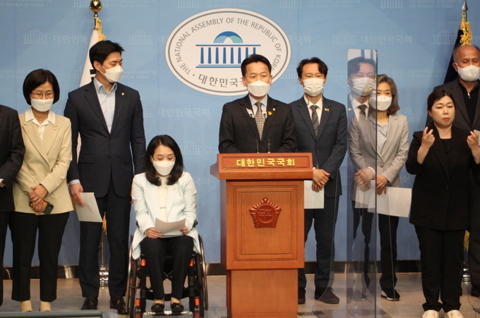 더불어민주당 초선의원들이 9일 서울 여의도 국회 소통관에서 4ㆍ7 재보선 참패와 관련해 초선 의원들의 입장을 밝히고 있다. 사진=정영선 기자 