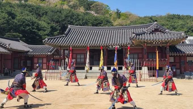 수원시립공연단 무예24기 시범단원들. (사진=신연경 기자)