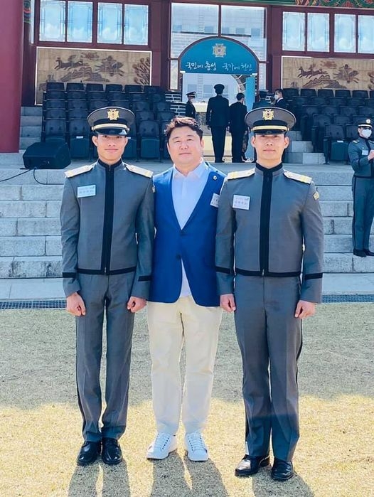 김봉균(가운데) 경기도의원과 육군사관학교 외국인 위라팟과 피차테 생도가 기념사진을 촬영하고 있다(사진=경기도의회 제공)