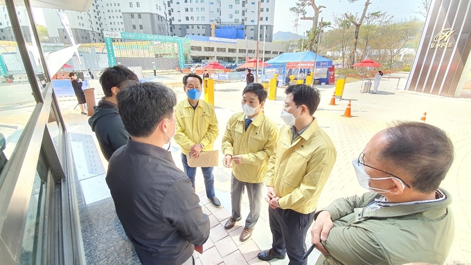 김병관 위원장이 오는 5월 입주예정인 판교대장지구 입주민들과 함께 불편사항을 체크하고 있다. (사진=분당갑 지역사무소 제공)
