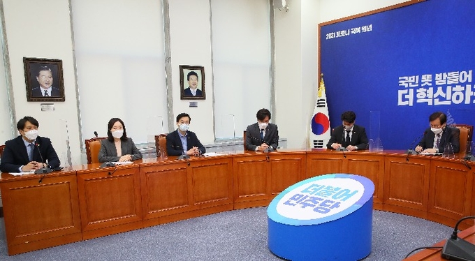 도종환 더불어민주당 비상대책위원장이 9일 국회에서 열린 2030 의원들과의 간담회에서 2030 의원들의 발언을 듣고 있다. (사진=연합뉴스) 
