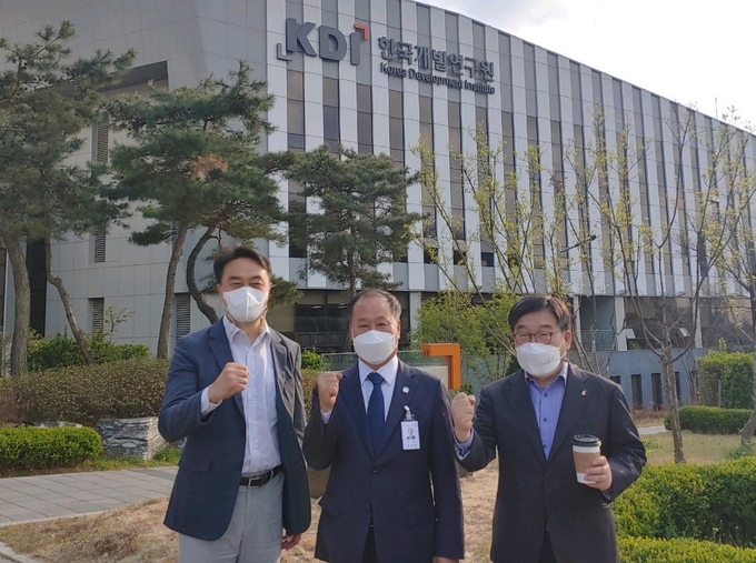 김상호 시장은 세종시 한국개발연구원(KDI)에서 신동헌 광주시장과 정동균 양평군수 등과 함께 회동했다.(사진=하남시 제공)
