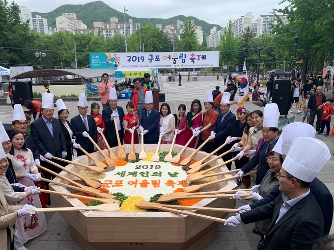 2019년 군포 어울림 축제(한 가운데 한대희 시장). 2020년에는 코로나19로 열리지 않았음.
