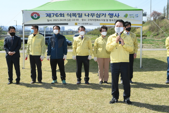 구리시는 지난 9일 실시한‘제76회 식목일’나무심기 행사를 진행하고 있다. (사진=구리시 제공)