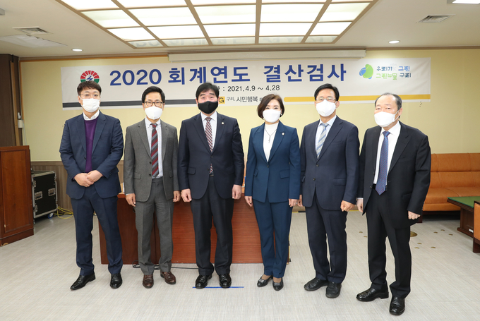구리시의회는 지난 9일 의장실에서 2020회계연도 결산서에 대해 검사할 위원을 위촉했다. (사진=구리시의회 제공)