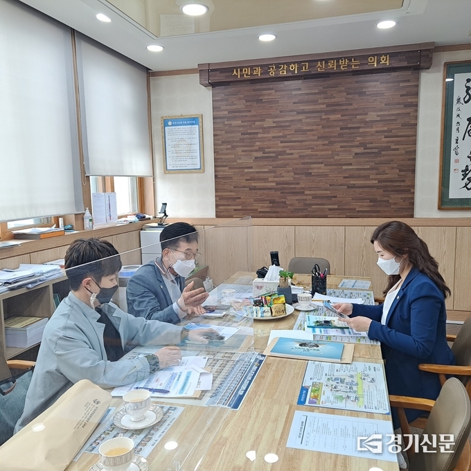 심춘보 교육장과 손세화 포천시의회 의장이 포천시 교육 발전에 관해 논의하고 있다. (사진=포천교육지원청 제공)