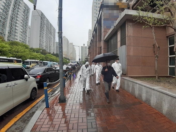 합동감식요원들이 분주히 다니고 있다.(사진=이화우 기자)