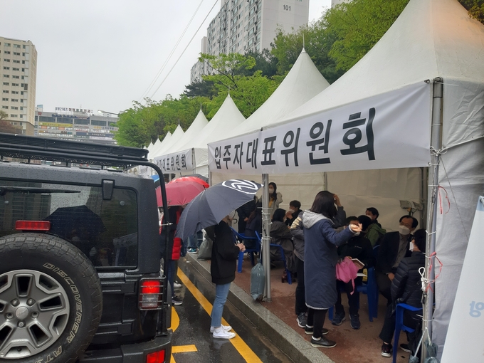화재현장 인근에 설치되어 있는 입주자대표위원회 등에 피해 시민들이 삼삼오오 모여 있다.(사진=이화우 기자)
