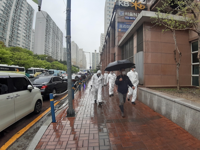 감식요원들이 현장조사를 위해 이동하고 있다.(사진=이화우 기자)
