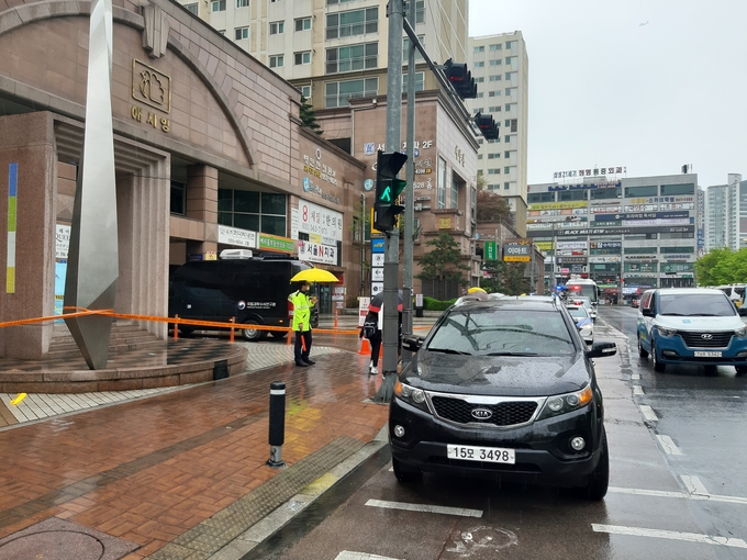 화재가 발생한 건물 입구에 국립과학수사연구원 차량이 서 있다.(사진=이화우 기자)