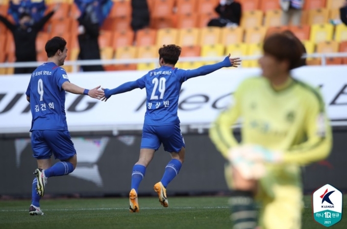 수원삼성블루윙즈의 영건 정상빈이 득점 후 기뻐하는 모습 (사진=한국프로축구연맹 제공)