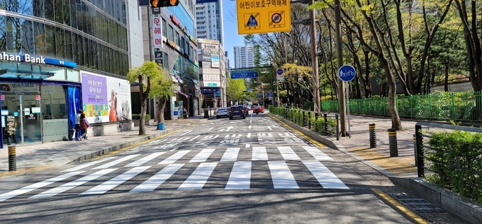 측구를 활용해 우회전 전용차로가 만들어진 내정로 165번길 교차로 모습. 오른쪽이 신설된 우회전 전용차로. (사진=성남시 제공)