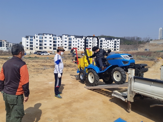 파주시에서 임대 배송될 농기계가 차량에 실리고 있다. (사진=파주시 제공)
