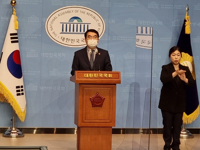 양기대 더불어민주당 의원이 13일 서울 여의도 국회 소통관에서 남북고속철도 건설 타당성 용역 착수 관련 기자회견을 하고 있다. (사진= 정영선 기자) 