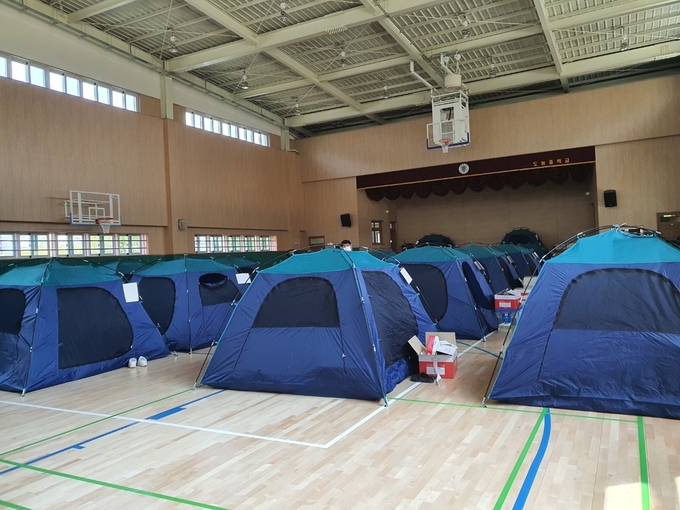 구리남양주교육지원청은 지난 10일 발생한 남양주 다산동 주상복합건물 화재와 관련,학교관계자와 긴급 협의 후 인근 학교 4개소(양정초, 도농중, 미금중, 다산한강중)를 이재민 대피소로 제공했다.(사진=구리남양주교육지원청 제공)